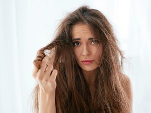 10 Cara Mengatasi Rambut Kering, Gampang Dilakukan dan Tak Bikin Boros Uang 10 Cara Mengatasi Rambut Kering, Gampang Dilakukan dan Tak Bikin Boros Uang