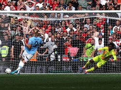 Tawa Haaland Usai Balik Tipu Onana saat Adu Penalti