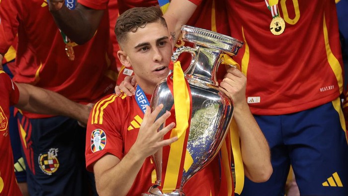  Fermin Lopez of Spain celebrates with the Henri Delaunay Cup following the victory folloiwngt he 2-1 victory in the UEFA EURO 2024 final match between Spain and England at Olympiastadion on July 14, 2024 in Berlin, Germany. (Photo by Jonathan Moscrop/Getty Images)