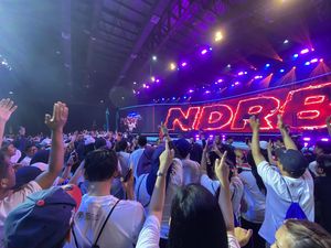 Ndarboy Genk Ramaikan Festival LIKE 2, Wamen LHK-Peserta Joget Bareng Ndarboy Genk Ramaikan Festival LIKE 2, Wamen LHK-Peserta Joget Bareng
