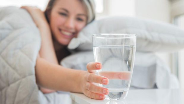 Ilustrasi minum air putih setelah bangun tidur/Foto: Freepik.com/freepik