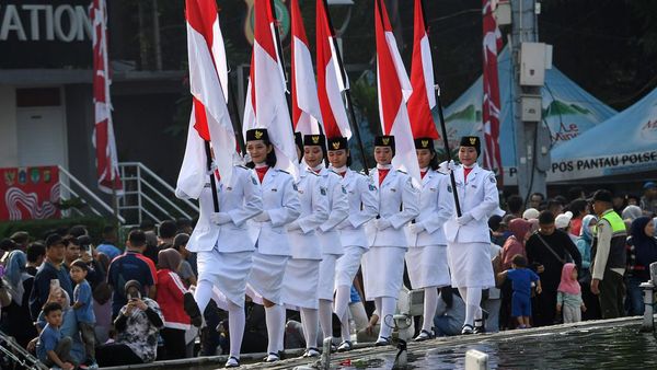 Jelang HUT RI, Paskibra Kibarkan Bendera Merah Putih di Bundaran HI