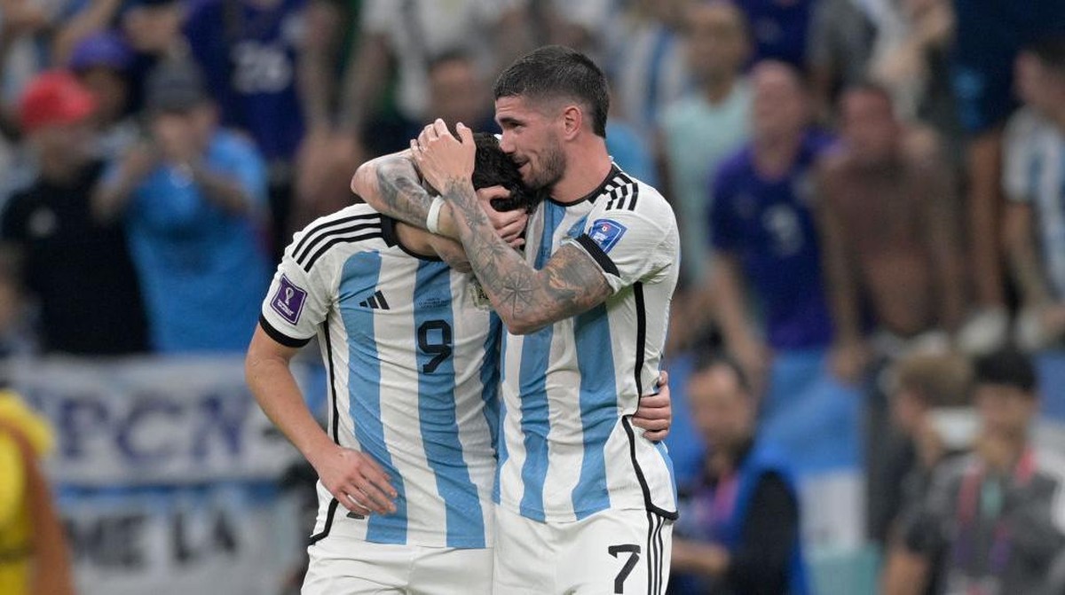 De Paul (kanan) bersama Alvarez saat memperkuat Argentina. Foto: Getty Images/Soccrates Images