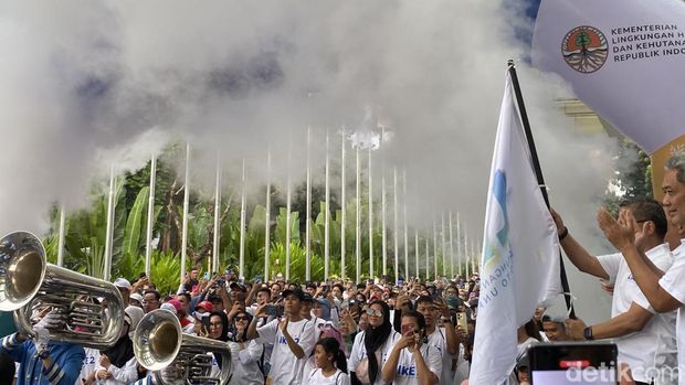 Kemeriahan acara LIKE 2 di hari terakhir diawali dengan kegiatan jalan sehat 'I LIKE WALK' yang dibuka langsung oleh Wakil Menteri (Wamen) KLHK Alue Dohong (Foto: Dwi/detikcom)