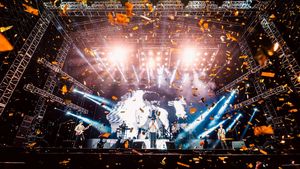 Melihat Lagi Serunya Sheila On 7 Hipnotis 20.000 Penonton Konser Tunggu Aku di Makassar