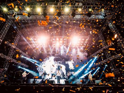 Melihat Lagi Serunya Sheila On 7 Hipnotis 20.000 Penonton Konser Tunggu Aku di Makassar