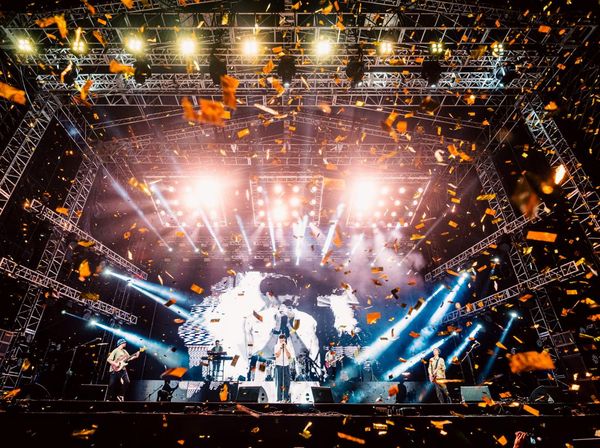 Melihat Lagi Serunya Sheila On 7 Hipnotis 20.000 Penonton Konser Tunggu Aku di Makassar