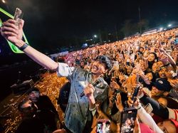 Sheila On 7 Puaskan Dahaga 20.000 Penonton di Makassar Lewat 21 Lagu Andalan