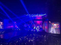 Aksi SUHO Push Up di Konser Solonya Buat Penggemar Histeris