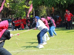 Serunya Lomba 17-an Pemkab Klaten, Bupati Ikut Lomba Tambir-Tarik Tambang