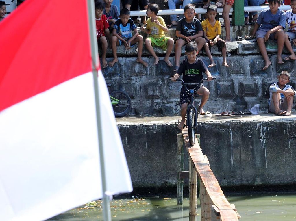 Lomba Ketangkasan Bersepeda Semarakkan HUT ke-79 RI Lomba Ketangkasan Bersepeda Semarakkan HUT ke-79 RI