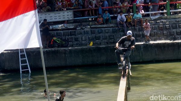 Keseruan Lomba Sepeda di Atas Air