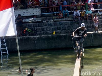 Keseruan Lomba Sepeda di Atas Air