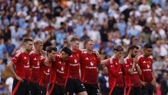Soccer Football - Community Shield - Manchester United v Manchester City - Wembley Stadium, London, Britain - August 10, 2024 Manchester United players during the penalty shoot-out Action Images via Reuters/Andrew Couldridge