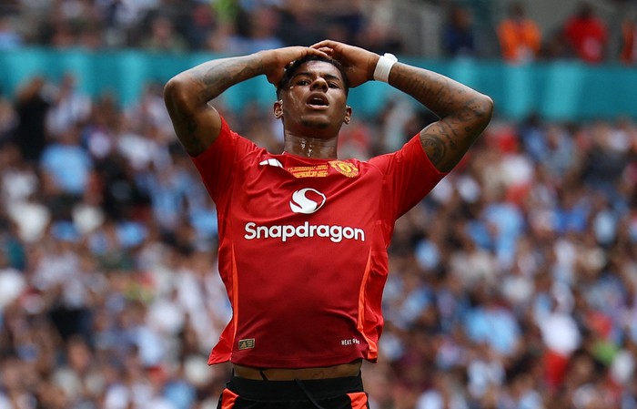 Soccer Football - Community Shield - Manchester United v Manchester City - Wembley Stadium, London, Britain - August 10, 2024 Manchester Uniteds Marcus Rashford reacts after missing a chance to score REUTERS/Toby Melville