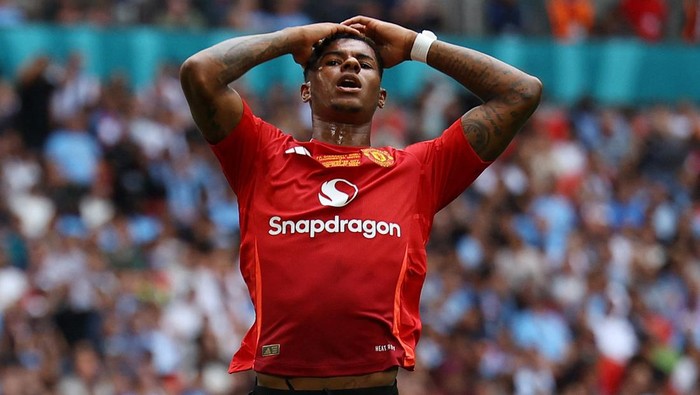 Soccer Football - Community Shield - Manchester United v Manchester City - Wembley Stadium, London, Britain - August 10, 2024 Manchester Uniteds Marcus Rashford reacts after missing a chance to score REUTERS/Toby Melville
