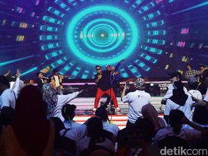 Ndarboy Ajak Penonton Joget dan Nyanyi Bareng di Festival LIKE 2 Ndarboy Ajak Penonton Joget dan Nyanyi Bareng di Festival LIKE 2