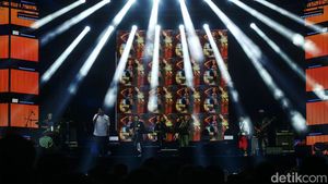 Netral 92 dan Gugun Blues Shelter Gebrak Panggung The 90s Festival