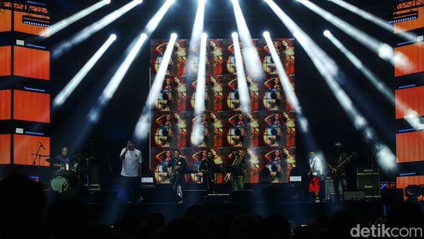 Netral 92 dan Gugun Blues Shelter Gebrak Panggung The 90s Festival