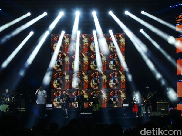Netral 92 dan Gugun Blues Shelter Gebrak Panggung The 90s Festival