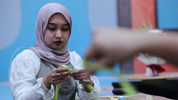 Pelatihan Merangkai Buket Bunga dan Dekorasi Janur Sambut HUT RI