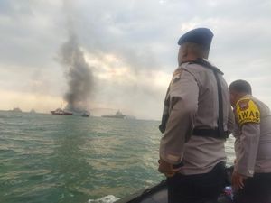 Penampakan Kebakaran Kapal KM Kirana 1 di Laut Semarang