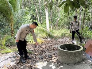 Mayat Wanita Berbaju Merah Ditemukan Membusuk di Pinggir Sumur Belitung