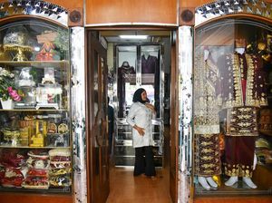 Penyewaan Pakaian Adat Meningkat Jelang HUT ke-79 RI Penyewaan Pakaian Adat Meningkat Jelang HUT ke-79 RI