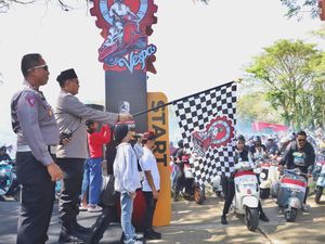 Meriahnya Touring Bikers Vespa Sambut HUT ke-79 RI di Banyuwangi Meriahnya Touring Bikers Vespa Sambut HUT ke-79 RI di Banyuwangi