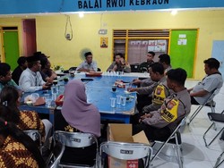 Jaga Kondusifitas Surabaya, Polisi Gelar Cangkruk Bareng Warga