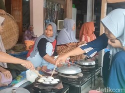 Kue Cimplo dan Tradisi Tolak Bala di Indramayu