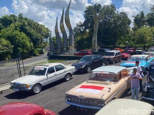 Sambut HUT RI, Ratusan Mobil Kuno Mengaspal di Jalanan Bali Sambut HUT RI, Ratusan Mobil Kuno Mengaspal di Jalanan Bali