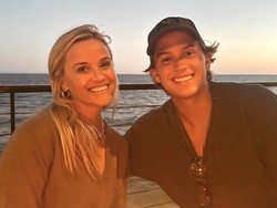 Reese Witherspoon Foto Bareng Anak Bujangnya, Dipuji Seumuran