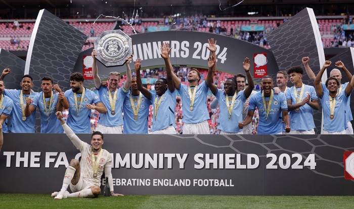 Soccer Football - Community Shield - Manchester United v Manchester City - Wembley Stadium, London, Britain - August 10, 2024 Manchester Citys Kevin De Bruyne lifts the trophy as he celebrates with teammates after winning the Community Shield REUTERS/Andrew Couldridge