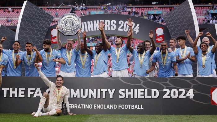 Soccer Football - Community Shield - Manchester United v Manchester City - Wembley Stadium, London, Britain - August 10, 2024 Manchester Citys Kevin De Bruyne lifts the trophy as he celebrates with teammates after winning the Community Shield REUTERS/Andrew Couldridge