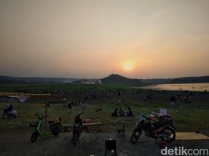 Pesona Setu Patok Tak Memudar Meski Mengering, Favorit Menyesap Senja Pesona Setu Patok Tak Memudar Meski Mengering, Favorit Menyesap Senja