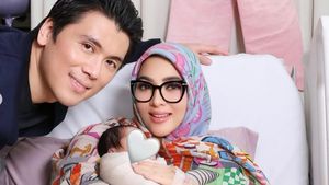 7 Potret Perdana Syahrini Usai Melahirkan, Tetap Tampil Cetar Gendong Baby R
