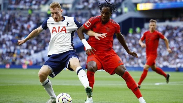Soccer Football - Pre Season Friendly - Tottenham Hotspur v Bayern Munich - Tottenham Hotspur Stadium, London, Britain - August 10, 2024 Tottenham Hotspurs Dejan Kulusevski in action with Mathys Tel. Action Images via Reuters/John Sibley