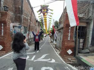 Unik, Kampung Kiringan Magelang Pasang Layangan Naga 80 Meter Sambut HUT RI