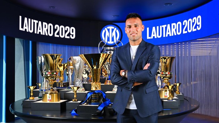 MILAN, ITALY - AUGUST 12: FC Internazionale extends the contract to Lautaro Martinez of FC Internazionale until 2029 at Inter HQ on August 12, 2024 in Milan, Italy. (Photo by Mattia Pistoia - Inter/Inter via Getty Images)