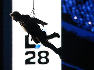 Aksi Terjun Tom Cruise Hebohkan Penutupan Olimpiade Paris 2024 Aksi Terjun Tom Cruise Hebohkan Penutupan Olimpiade Paris 2024