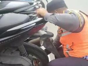 Dishub Palembang Gembosi Puluhan Motor yang Parkir Liar Depan RS Siloam