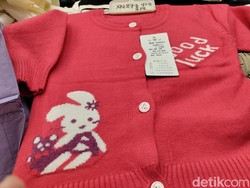 Banyak Baju Impor China Dijual Murah di Pasar Tanah Abang, Ini Buktinya