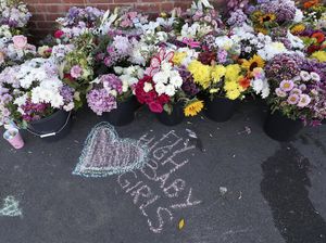 Bunga-Balon Penghormatan Korban Penusukan Penuhi Pusat Seni di Inggris Bunga-Balon Penghormatan Korban Penusukan Penuhi Pusat Seni di Inggris