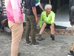 Viral Aksi Kocak Pria Kritik Pemerintah gegara Bule Jatuh di Lubang Trotoar