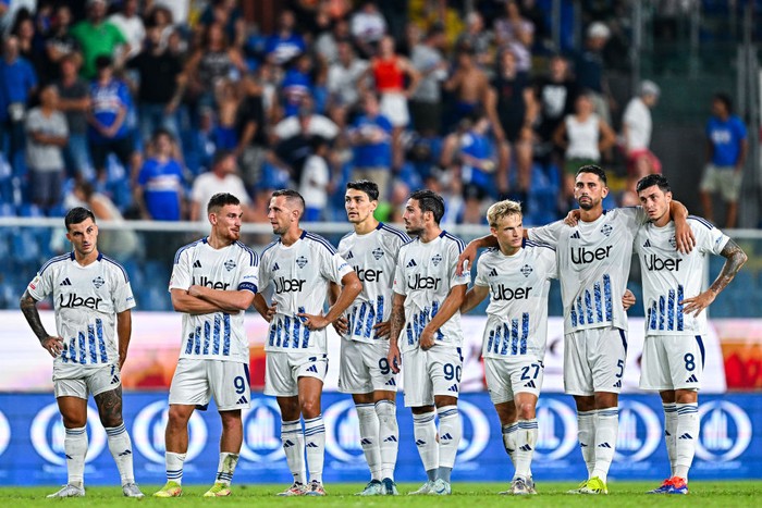GENOA, ITALY - AUGUST 11: Comos players wait for the penalty kick shoot-out during the Coppa Italia match between UC Sampdoria and Como at Stadio Luigi Ferraris on August 11, 2024 in Genoa, Italy. (Photo by Simone Arveda/Getty Images)