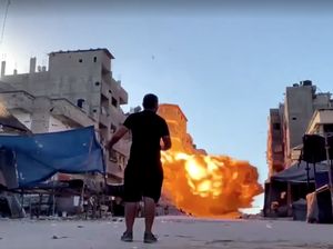 Detik-detik Rudal Israel Jatuh di Depan Seorang Warga Palestina