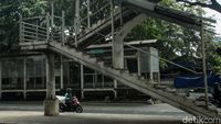Duh! JPO dan Halte di Cakung Ini Rusak Tidak Terurus