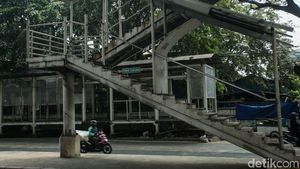 Duh! JPO dan Halte di Cakung Ini Rusak Tidak Terurus