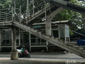 Duh! JPO dan Halte di Cakung Ini Rusak Tidak Terurus